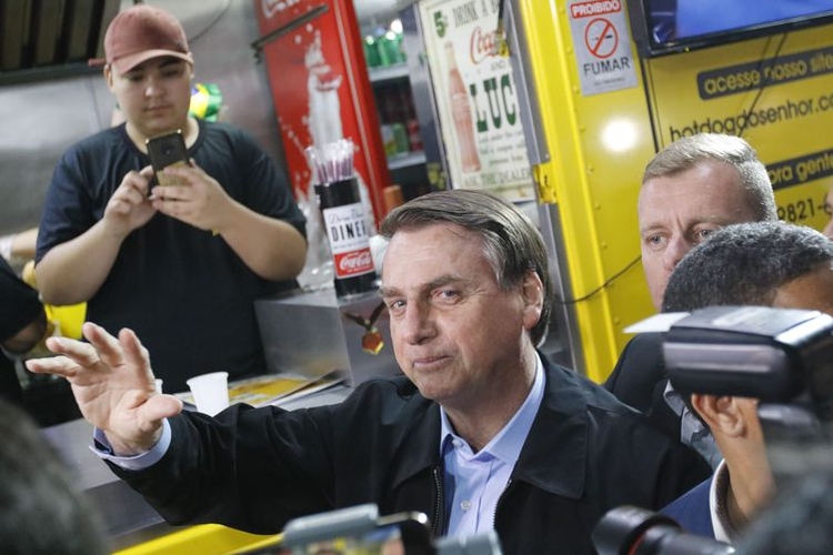 O presidente da República, Jair Bolsonaro, come cachorro-quente no food truck Hot Dog do Senhor, em visita à cidade de Resende - Fernando Frazão/Agência BrasilA 