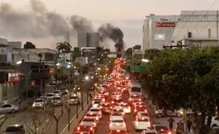 Incêndio em carro na Transolímpica - Cidades Na Web