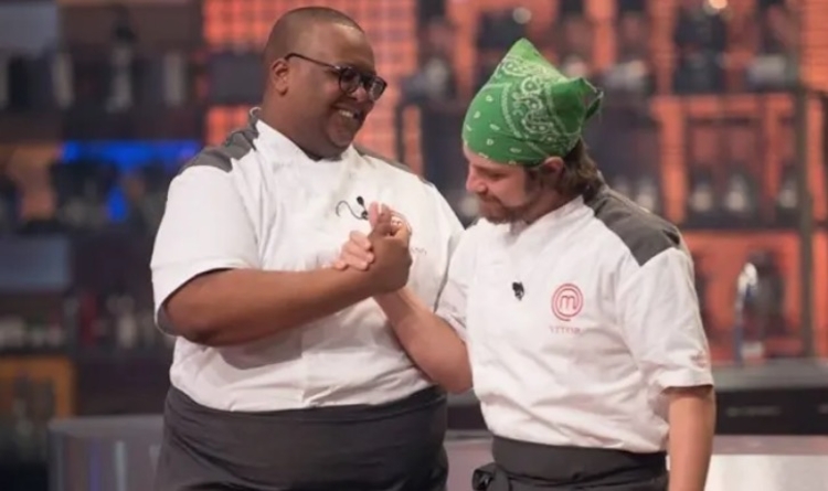 Estefano Zaquini e Vitor Bourguignon na final do 'MasterChef - A Revanche' Foto: Carlos Reinis / Band / Divulgação