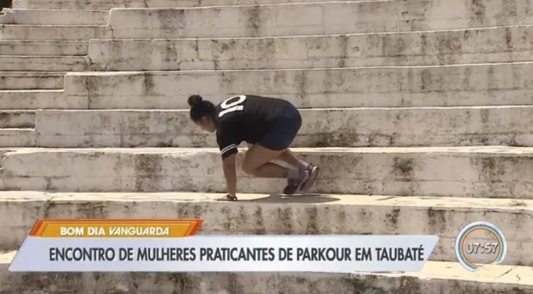 Jovem de Taubaté pratica parkour em reportagem exibida pela TV Vanguarda. Foto: Reprodução de 'Bom Dia Vanguarda' (2020) / TV Vanguarda