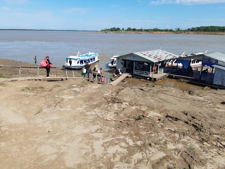 Usuários fazem longas caminhadas para chegar às embarcações - Foto: Divulgação/Aleam