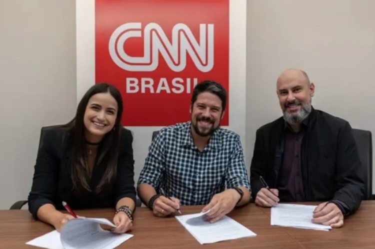 Phelipe Siani e Mari Palma assinam contrato com a CNN Brasil, em foto ao lado de Douglas Tavolaro, CEO do canal. Foto: CNN Brasil / Divulgação