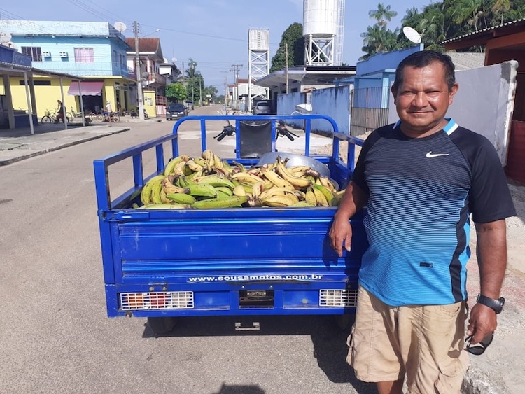 Agricultor familiar Jucelino Daniel Pinheiro entrega bananas em Santa Isabel - Foto: Divulgação/Idam