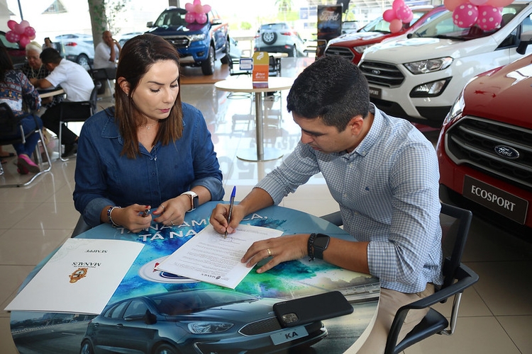 Gerente da América Ford assina termo de adoção dos jardins - Fotos: Natalie Brasil/Semcom