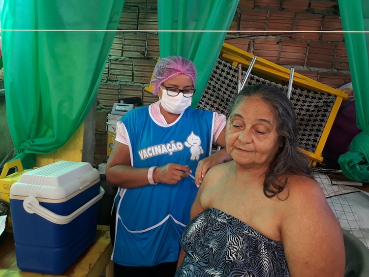 Equipes da prefeitura vacinam contra influenza - Foto: Divulgação/Semsa