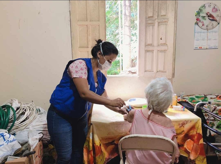 Equipes da Semsa visitam casas e aplicam vacina em idosos - Foto: Divulgação/Semsa