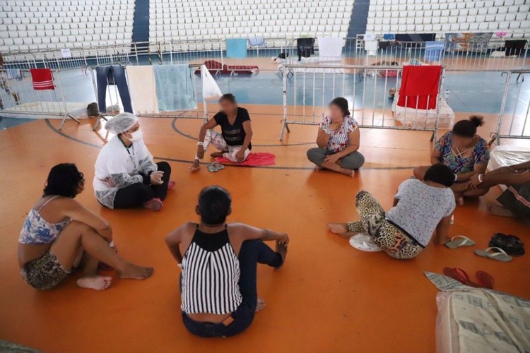 Profissionais de psicologia e serviço social assistem abrigados na arena - Foto: Divulgação/Seas