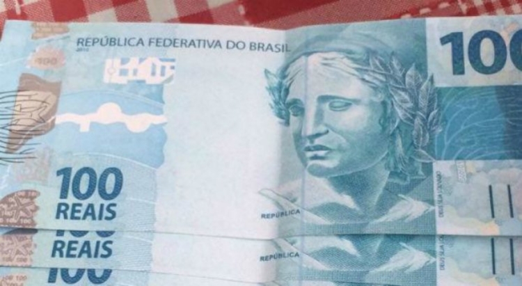 Mulher foi repassando cédulas de R$ 100 em feira - Foto: Reprodução