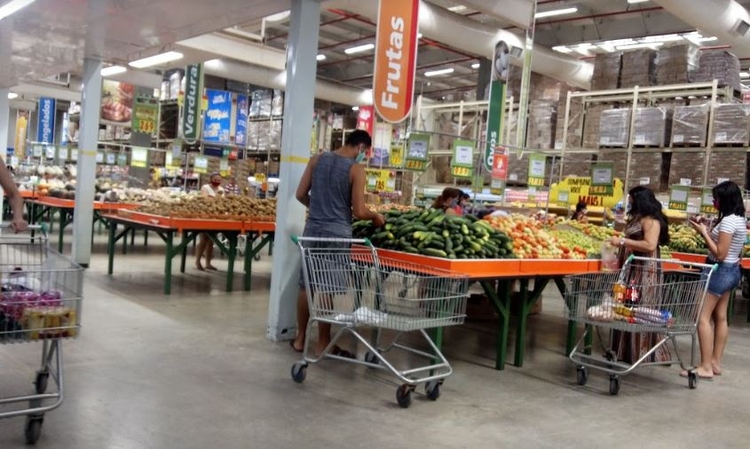 Alguns hipermercados, como o Atacadão da Cidade Nova, já fornecem álcool - Foto: Eustáquio Libório/Portal do Holanda
