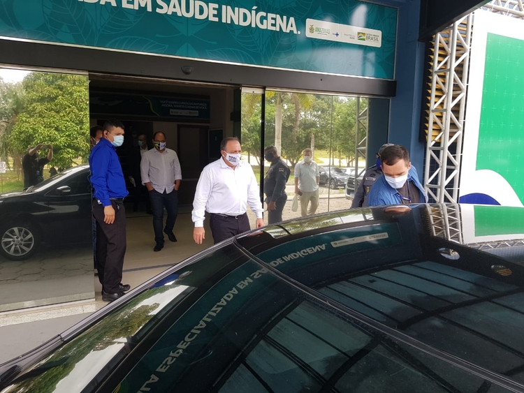 Ministro Eduardo Pazuello deixando Hospital da Nilton Lins Foto: Pedro Braga Jr. / Portal do Holanda 