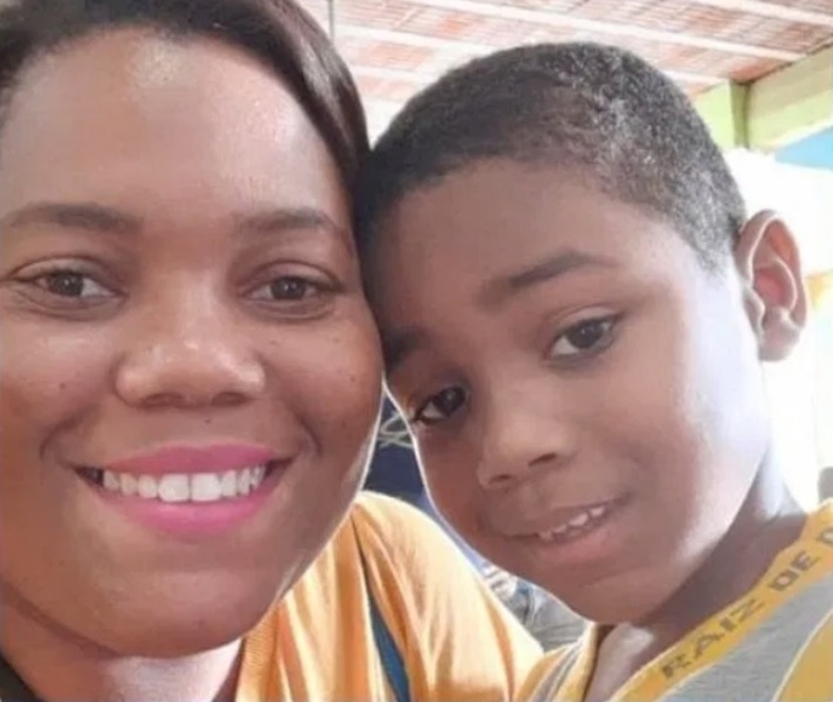 A mãe, Mirtes de Souza, e o filho Miguel, que caiu do 9o andar de um prédio de luxo em Recife Foto: Arquivo Pessoal