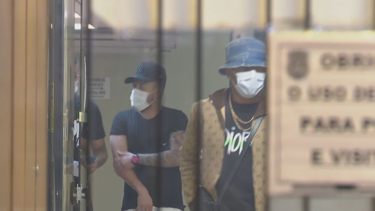 Arboleda e Neres foram levados para a delegacia - Foto: Reprodução TV Globo