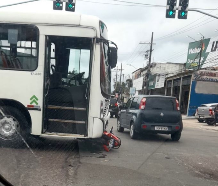 Moto ficou presa debaixo do ônibus - Foto: Divulgação 