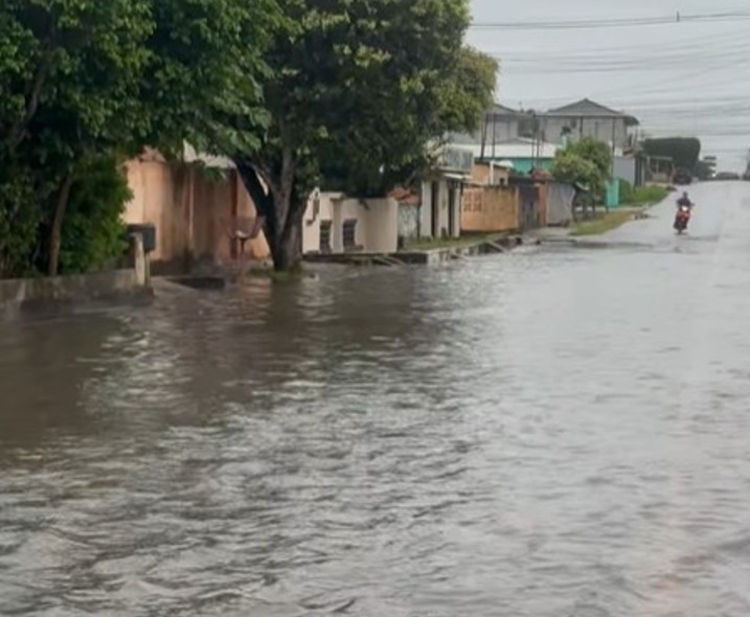 Rua Benjamin Constant alagada - Foto: Reprodução LCJ