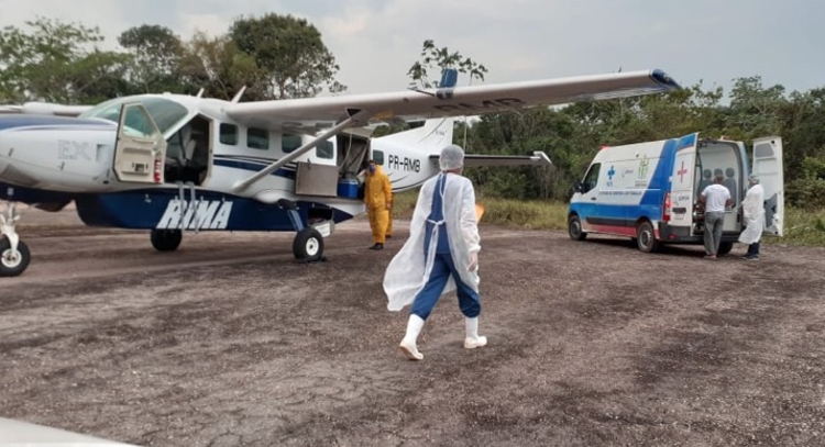 Paciente sendo transportado para UTI aérea - Foto: Divulgação