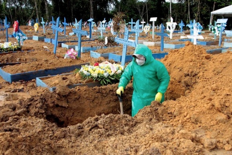 No pico da pandemia, foram necessárias valas para enterrar vítimas da Covid no AM - Foto: Altemar Alcantara / Prefeitura Manaus