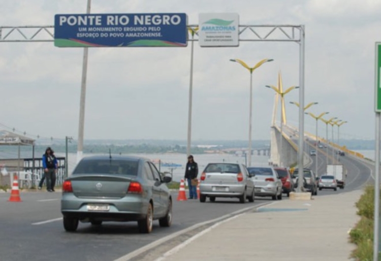 Transito na ponte deveria estar bloqueado - Foto: Divulgação