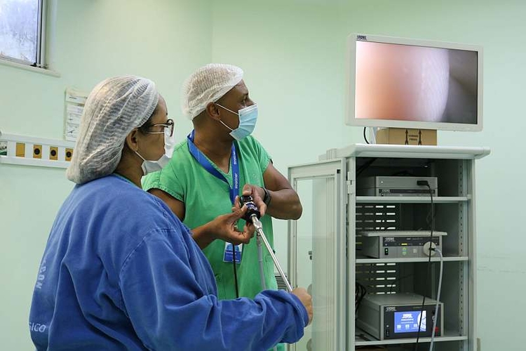 Equipe de Enfermagem da FCecon durante treinamento para uso da torre de vídeo - Foto: Laís Pompeu