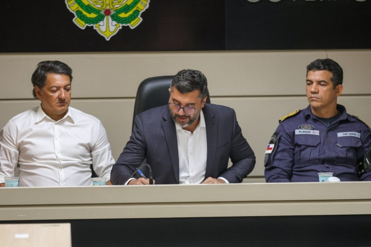 Governador em cerimônia de assinatura / Foto: Mauro Neto / Secom