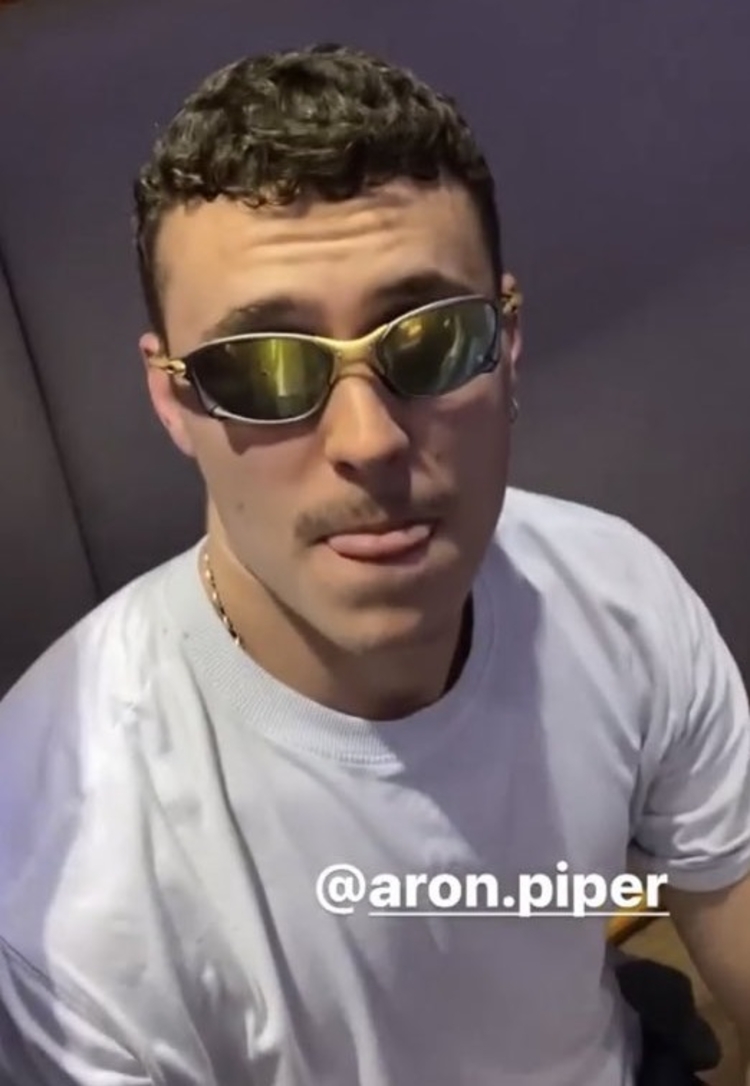 evening build up Accurate Arón Piper surge falando português com óculos juliet em vídeos no Brasil