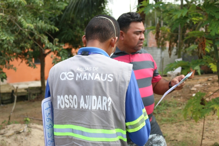 Homem avalia conta com a presença de colaborador da concessionária de água. Foto: Divulgação/ Águas de Manaus
