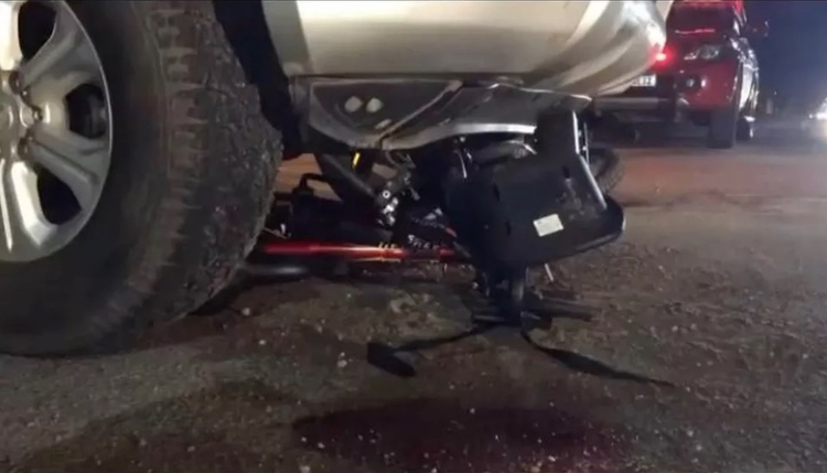 Bicicleta com bebê ficou presa em baixo do carro - Foto: Divulgação 