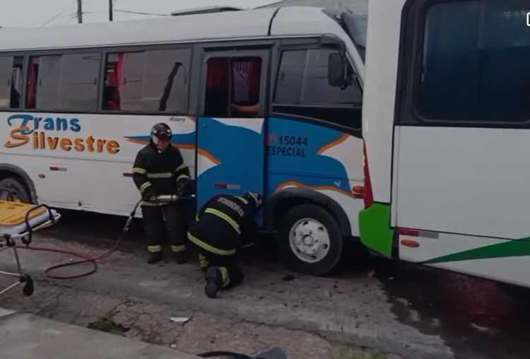 Acidhttps://www.portaldoholanda.com.br/sites/default/files/imagefield_thumbs/bombeiros_13.jpg?1767869657ente envolve três veículos - Foto: Divulgação 