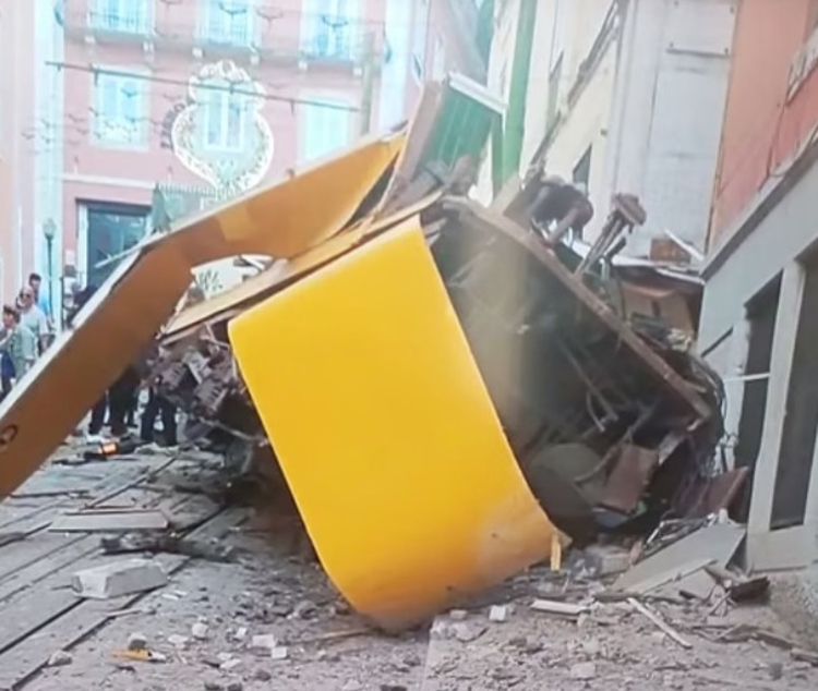 Bondinho ficou aos pedaços - Foto: Reprodução X