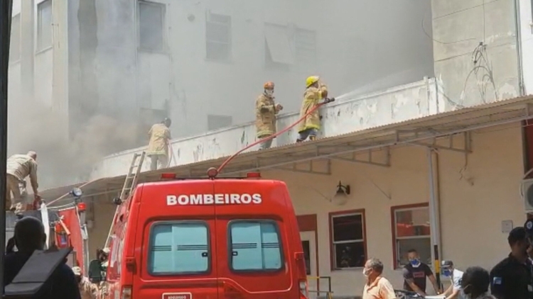 Bombeiros combatem chama - Foto: Reprodução TV CNN