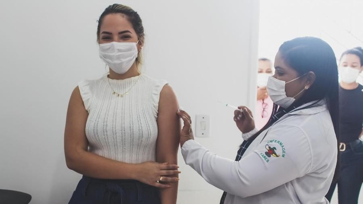 Danyele Santos Negreiros, influencer e namorada do prefeito de Alto Alegre (RR), recebe 1ª dose da vacina contra o coronavírus  - Foto: Reprodução/Facebook 