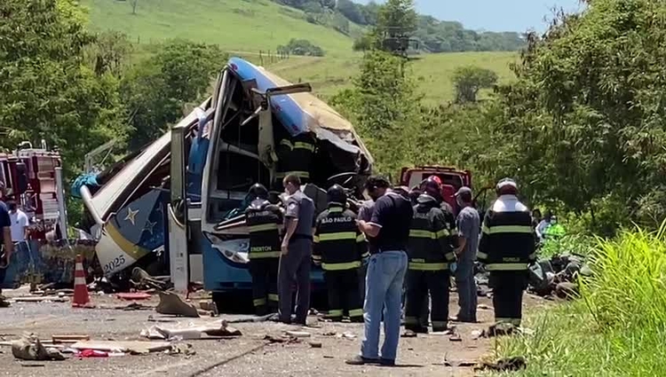 Ônibus ficou destroçado - Foto: Reprodução Record TV