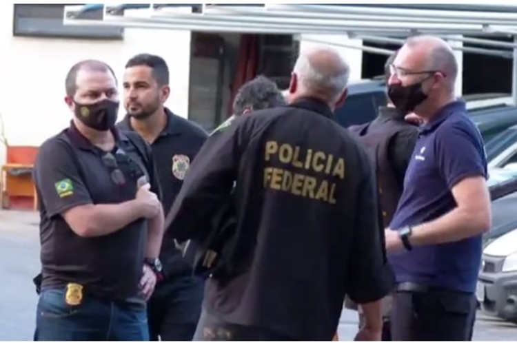 Agentes fazem buscas em imóveis -Foto: Reprodução TV Globo