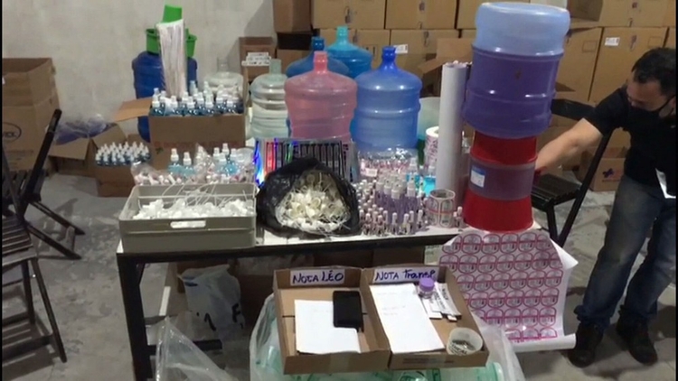Fábrica clandestina de cosméticos na Penha — Foto: Reprodução/TV Globo