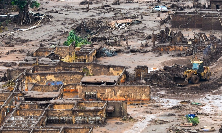 Desastre ambiental ocorreu em 5 de novembro de 2015 (Foto: Antonio Cruz/Agência Brasil)