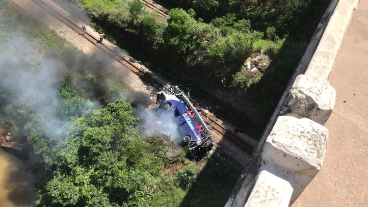 Sobreviventes conseguiram saltar do veículo antes de queda de 15 metros, que deixou ao menos 16 mortos e 27 feridos. Foto: Reprodução/Redes Sociais