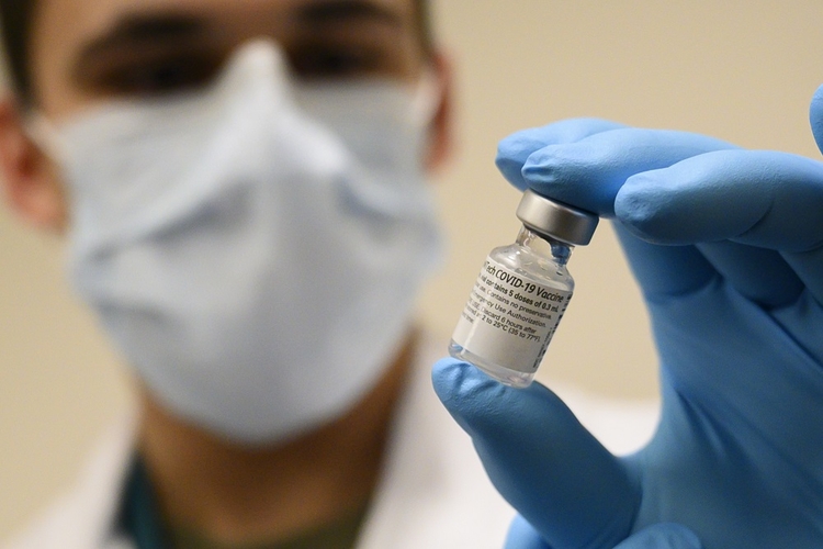 Vacina já foi aplicada nos EUA e Reino Unido. - Foto: U.S. Secretary of Defense / Wikkimedia Commons