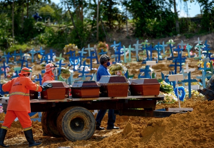 Manaus precisou abrir em cemitérios no pico da pandemia -Foto: Alex Pazuello / Semcom