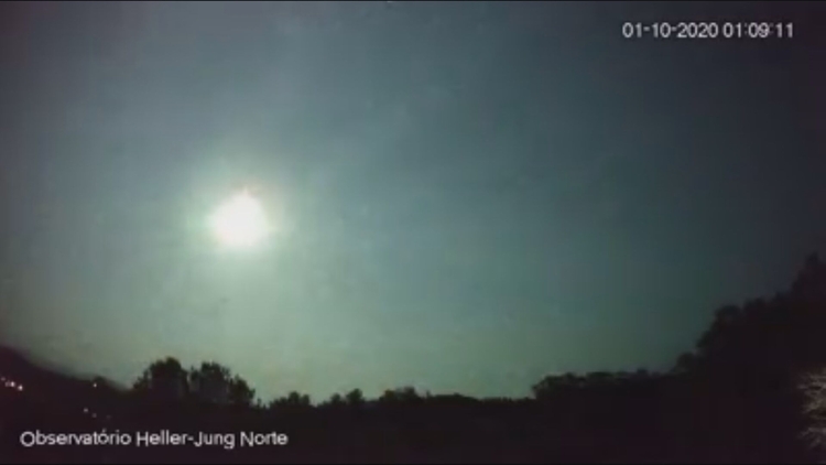 Meteoro provoca clarão no céu - Foto: Observatório Espacial Heller & Jung