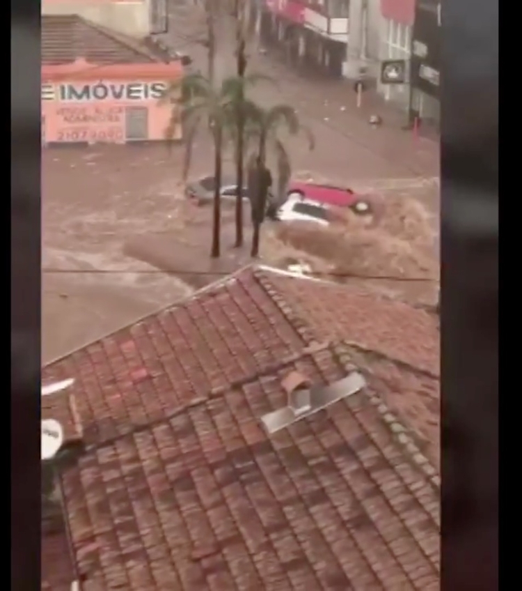 Carros são arrastados pela chuva em São Carlos - Foto: Reprodução