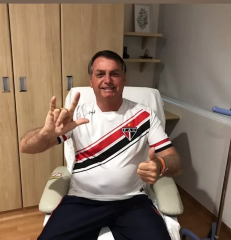 Michelle Bolsonaro posta foto do marido no hospital neste sábado — Foto: reprodução / Instagram Michelle Bolsonaro