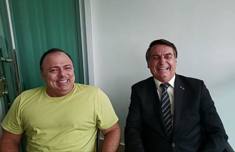 Pazuello e Bolsonaro durante live - Foto: Reprodução