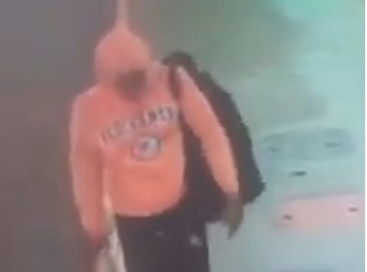 12ª DP divulga imagens do momento exato em que homem ateia fogo em morador de rua - Foto: Reprodução