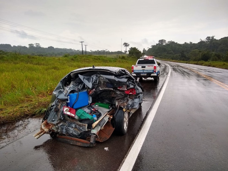 Um dos veículos destruídos - Foto: Divulgação
