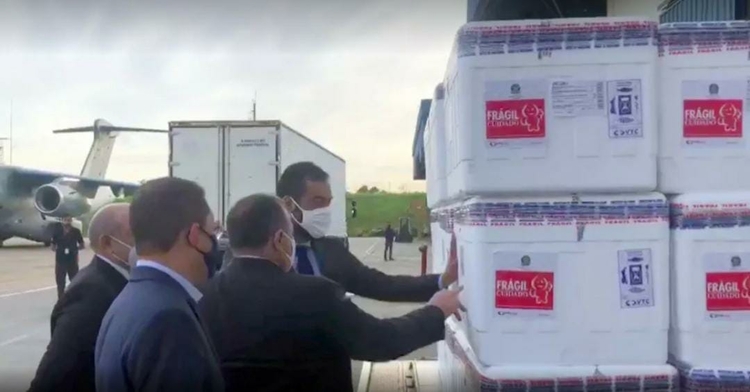 Cláudio Castro com lote de vacinas contra a Covid-19, em São Paulo — Foto: Reprodução/TV Globo 