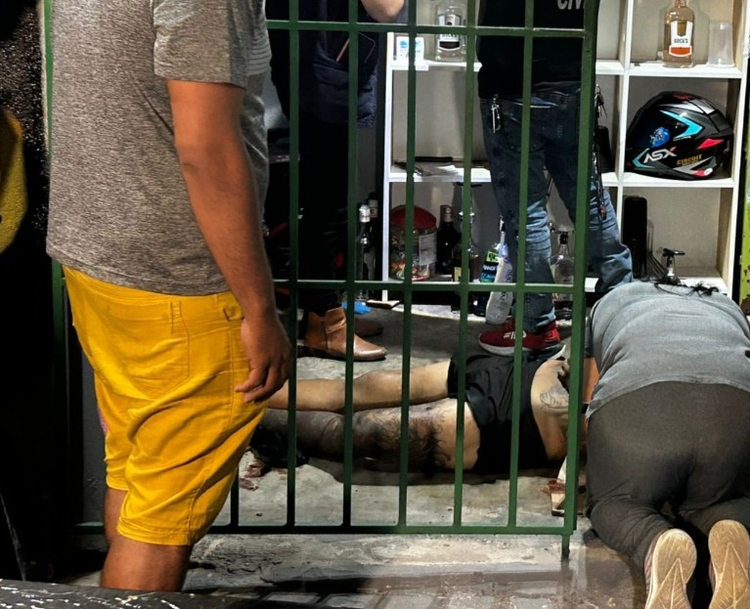 Mãe chora sobre filho assassinado brutalmente - Foto: Jander Robson / Portal do Holanda