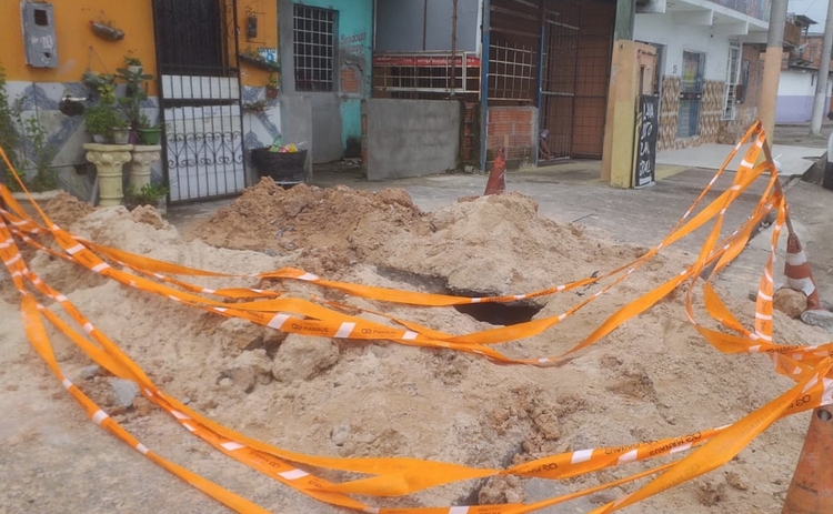 Buraco onde trabalhador foi atingido por deslizamento - Foto: DivulgaçãoFoto: Divulgação 