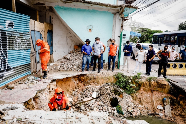 Homens já trabalham na revitalização do local. Foto: Divulgação/ Semcom