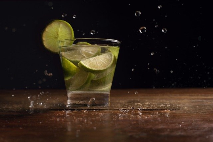 Foto: Ilustrativa Pixabay / a popular caipirinha leva cachaça em seu preparo