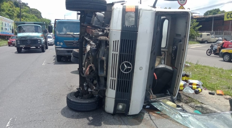 Caminhão tombado - Foto: Jander Robson/Portal do Holanda