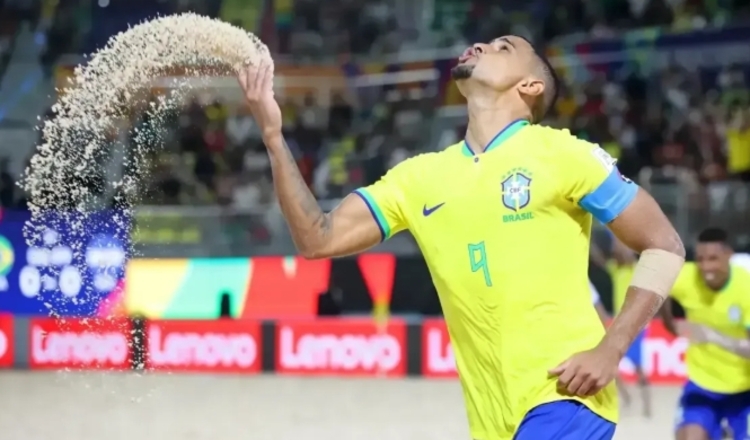 Rodrigo comemora o gol que abriu o placar entre Brasil e El Salvador pela Copa do Mundo de futebol de areia. Foto: Reprodução/ Fifa